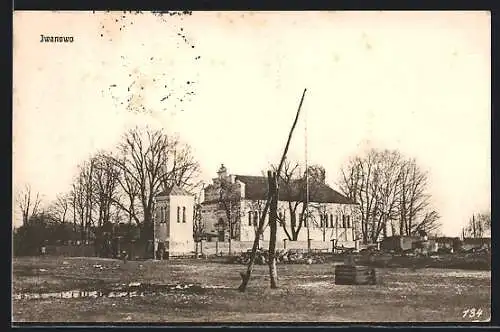 AK Iwanowo, Grosses Gebäude und Turm hinter einem Brunnen