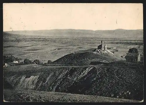 AK Leningrad, Blick in weite Flachlandschaft, mit Burgruine