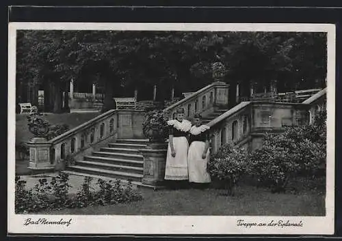 AK Bad Nenndorf, Zwei Damen an der Treppe Esplanade