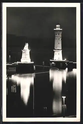 AK Lindau am Bodensee, Turm und Denkmal beleuchtet bei Nacht
