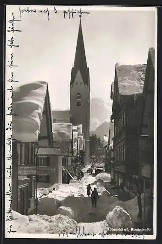 AK Oberstdorf, Kirchstrasse im Winter mit Blick auf Kirche