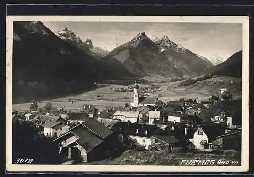 AK Fulpmes, Ortstotale mit der Kirche und Gebirgsblick