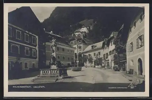 AK Hallstatt, Strassenpartie mit Säulendenkmal