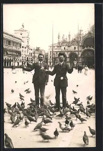 Foto-AK Venezia, Zwei Männer füttern die Tauben auf dem Markusplatz