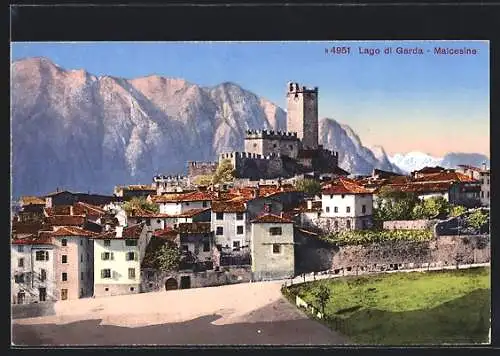AK Malcesine, Lago di Garda, Blick von Strasse auf Häuser und Burg mit Gebirge