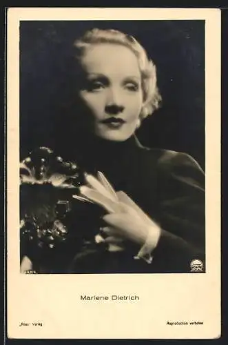 AK Schauspielerin Marlene Dietrich mit abwartendem Blick