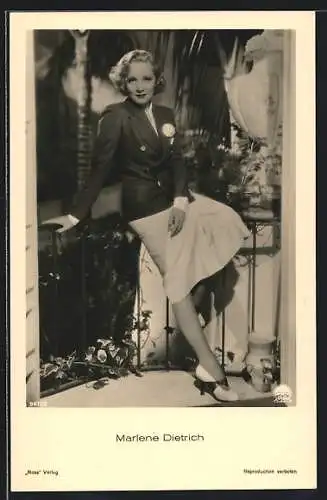 AK Schauspielerin Marlene Dietrich lehnt an einem Geländer