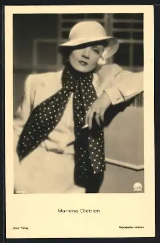 AK Schauspielerin Marlene Dietrich mit Hut und Halstuch