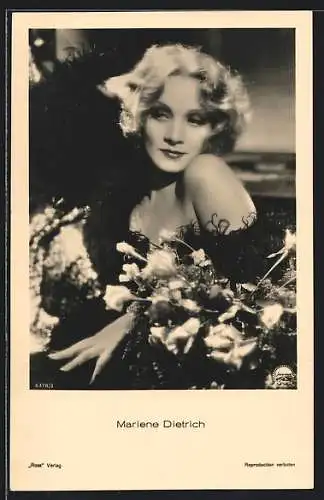 AK Schauspielerin Marlene Dietrich mit Blumen
