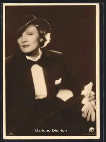 Foto-AK Portrait Schauspielerin Marlene Dietrich im Anzug