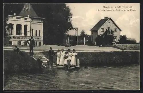 AK Mariensiel, Bahnhofsrestaurant A. Evers mit Strasse, Matrosen und Damen am Ufer