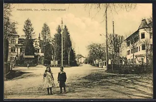 AK Freilassing, Kinder in der Strasse am Gasthaus zum Schmiedhäusl