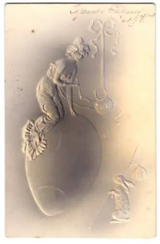 Präge-Airbrush-AK Junge Frau bemalt für den Hasen ein Osterei