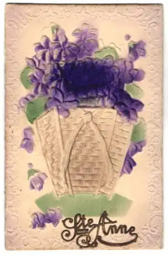 Stoff-Präge-AK Grusskarte Ste Anne mit einem Korb lila-farbener Blüten aus echtem Stoff