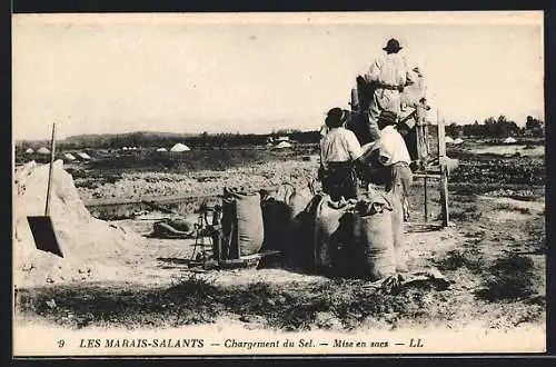 AK Guerande, Les Marais Salants, Chargement du sel, Arbeiter verladen das Salz auf ein Fuhrwerk