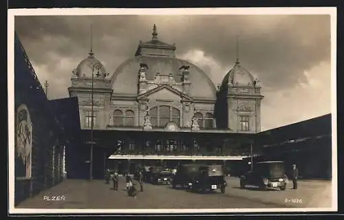 AK Plzen, Bahnhof mit Vorplatz