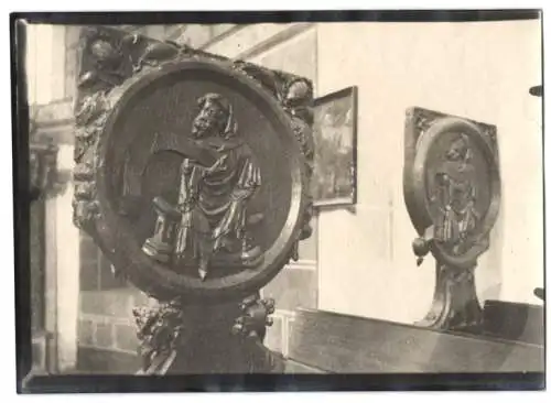 Fotografie W. Apel, Berlin, Ansicht Jüterbog, Verzierte Kirchbänke im Kloster Zinna