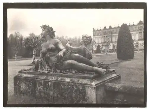Fotografie W. Apel, Berlin, Ansicht Herrenchiemsee, Statue mit Dame u. Putte im Schlossgarten
