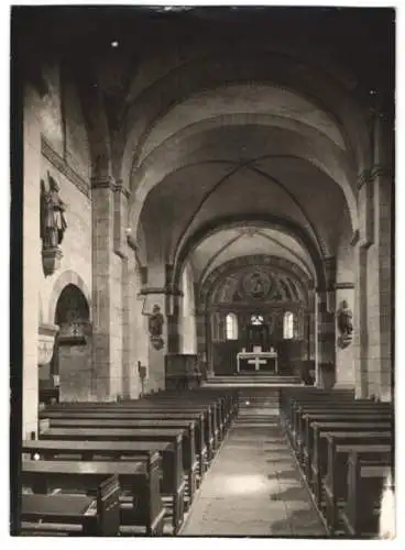 Fotografie W. Apel, Berlin, Ansicht Lügde, Altar u. Kirchbänke St. Kilian