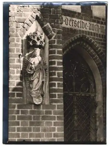 Fotografie W. Apel, Berlin, Ansicht Cottbus, Heiligenbildnis neben Portal der Oberkirche