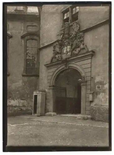 Fotografie W. Apel, Berlin, Ansicht Wertheim, Portal mit Wappenschild der Burg Wertheim