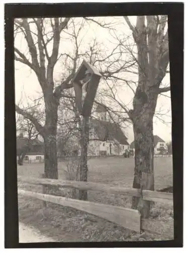 Fotografie W. Apel, Berlin, Ansicht Kochel am See, Flurkreuz mit Kirche im Hintergrund