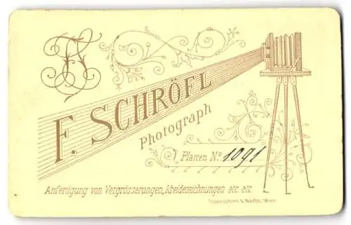 Fotografie F. Schröfl, Ort unbekannt, Monogramm des Fotografen mit Plattenkamera bestrahlt Namen des Fotografen