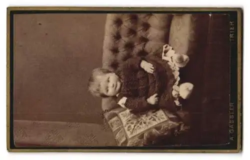 Fotografie A. Gassler, Trier, kleiner Engel sitzt vor einer Plattenkamera und hält Fotografie in der Hand