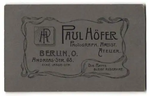 Fotografie Paul Höfer, Berlin, Andreas-Str. 68, Monogramm des Fotografen wird von Sonnen angestrahlt