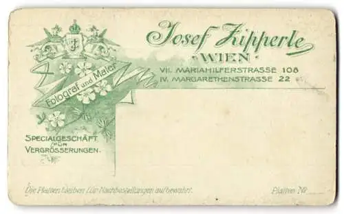 Fotografie Josef Zipperle, Wien, Greife halten königliches Wappen mit Monogramm des Fotografen