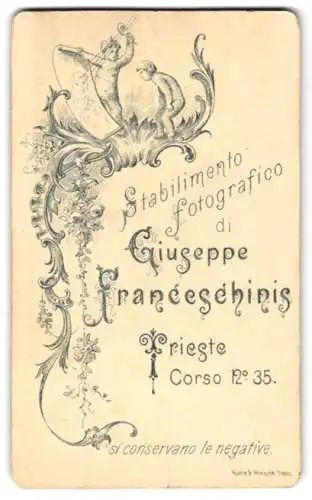 Fotografie Guiseppe Franceschinis, Trieste, Corso N. 35, Kinder belichten Fotografie mit einer Lupe, Jugendstil