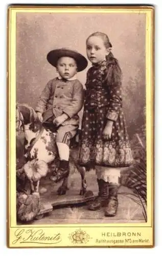 Fotografie G. Kutenitz, Heilbronn, Bruder und Schwester mit ihrem Schaukelpferd im Atelier