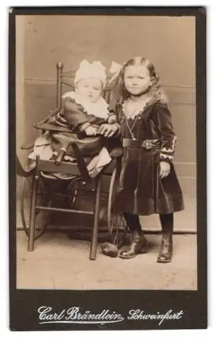 Fotografie Carl Brändlein, Schweinfurt, grosse Schwester im Samtkleid mit Locken nebst Kind im Kinderwagen
