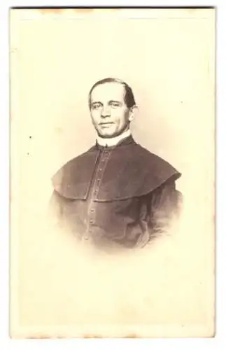 Fotografie F. Schultz, Wien, Pastor Mesnaritsch im Talar mit Collar, 1869