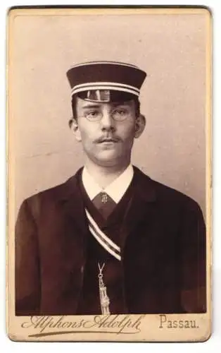 Fotografie Alphons Adolph, Passau, junger Student im Anzug mit Couleur und Schirmmütze, Zirkel am Schlips