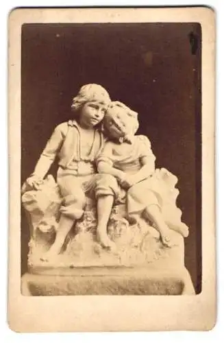 Fotografie unbekannter Fotograf und Ort, Statue: Hänsel und Gretel