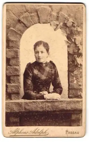 Fotografie Alphons Adolph, Passau, junge Frau im Kleid schaut aus einem Burgfenster, Studiokulisse