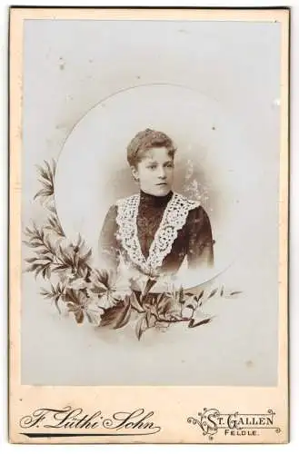 Fotografie F. Lüthi Sohn, St. Gallen, junge Frau im Kleid mit Rüschen, im Passepartout