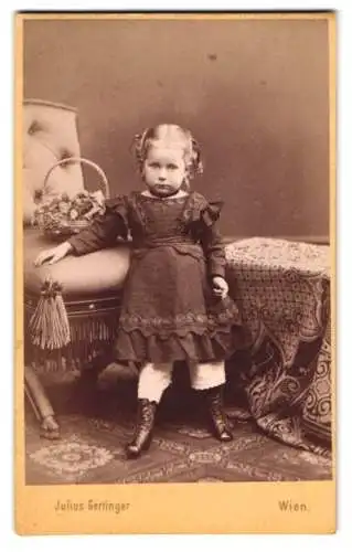 Fotografie Julius Gertinger, Wien, niedliches kleines blondes Mädchen im Kleid mit Zöpfen