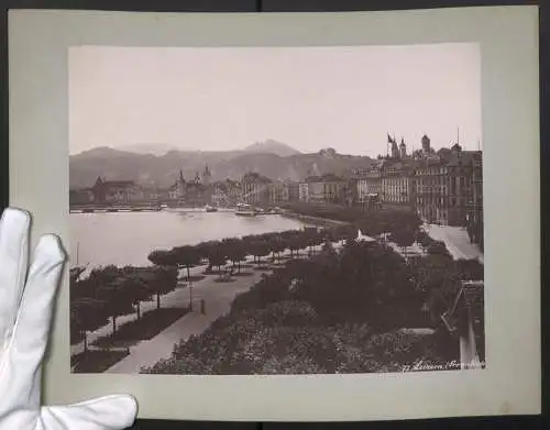 Fotografie unbekannter Fotograf, Ansicht Luzern, Blick auf die Promenade mit Hotel de Rigi und Bootsanleger
