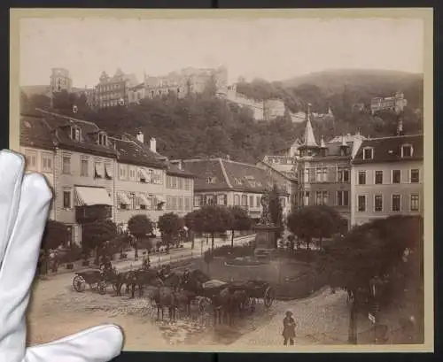 Fotografie unbekannter Fotograf, Ansicht Heidelberg, Blick auf den Kornmarkt mit Madonna Statue und Geschäfte, Kutschen