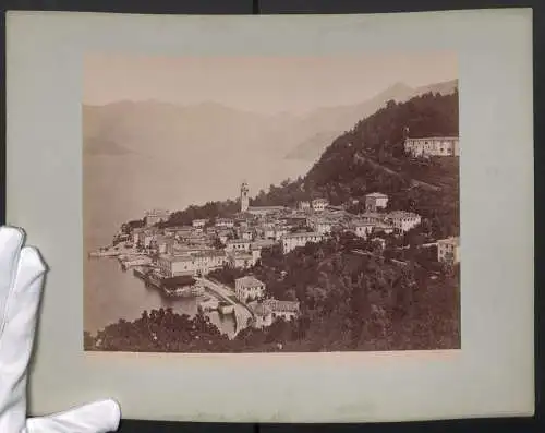 Fotografie Brogi, Firenze, Ansicht Como, Panoram di Bellagio, Blick auf die Stadt mit Comosee