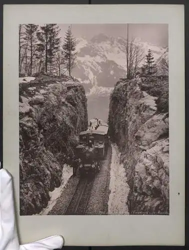 Fotografie unbekannter Fotograf, Ansicht Hasliberg, Brünigbahn durchquert den Einschnitt auf der Passhöhe, Eisenbahn