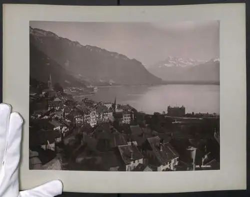 Fotografie Lichtdruck unbekannter Fotograf, Ansicht Montreux, Blick über die Stadt mit Hotel und Kirche