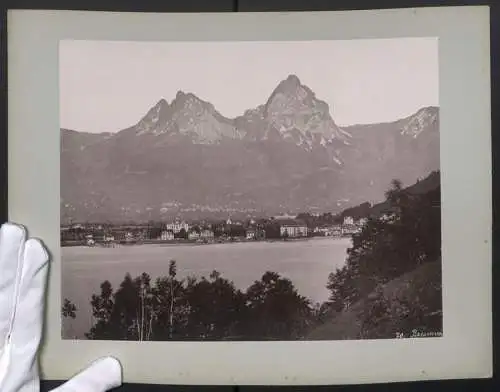 Fotografie Lichtdruck unbekannter Fotograf, Ansicht Brunnen, Blick nach der Stadt mit Alpenpanorama, Vierwaldstättersee