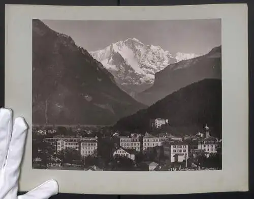 Fotografie Lichtdruck unbekannter Fotograf, Ansicht Interlaken, Blick auf die Stadt mit Hotel Jungfrau und Berg Jungfrau