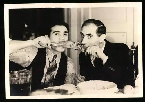 Fotografie Thanksgiven Day 1939, US-Amerikaner Vater und Sohn teilen einen Truthahn-Flügel