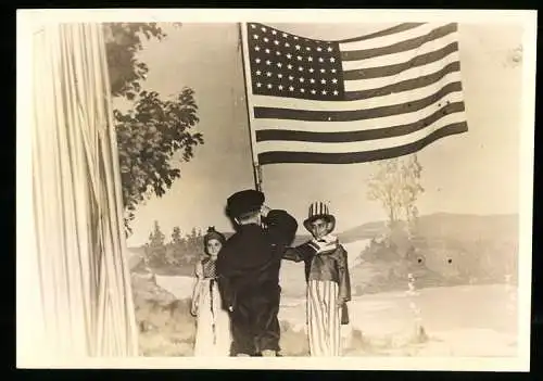 Fotografie unbekannter Fotograf, Ansicht USA, Independence Day, Kinder-Theater mit Old-Glory Flag am Unabhängigkeitstag