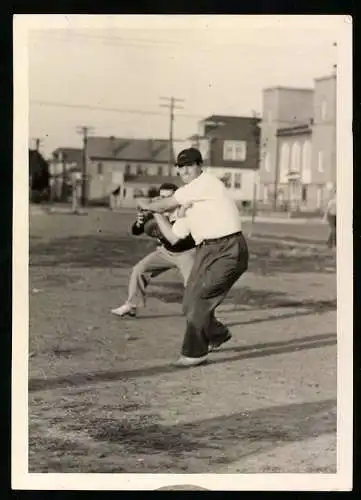 Fotografie USA 1939, Vorstadt-Baseball-Spiel, Schlagmann & Catcher beim Abschlag