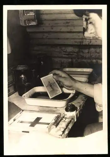 Fotografie USA 1939, Fotograf während der Entwicklung von Fotografien